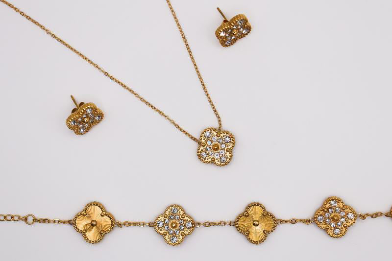 Gold diamond clover sets ( limited in stock‼️) (Without Bracelet)