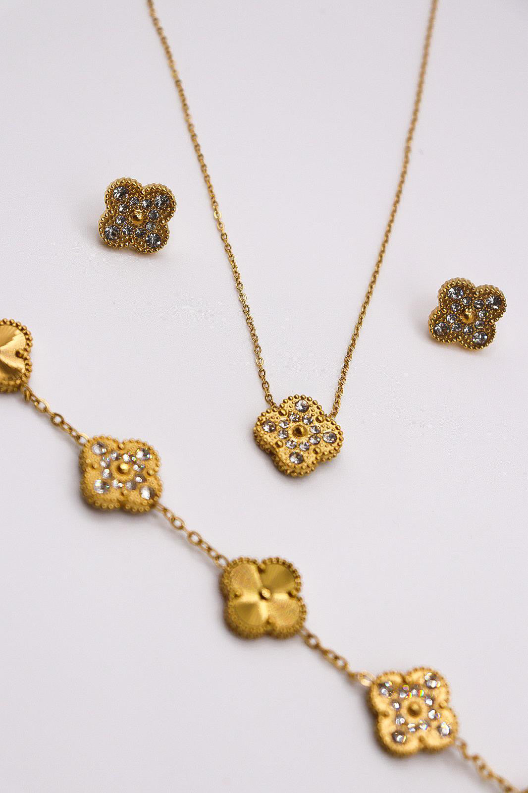 Gold diamond clover sets ( limited in stock‼️) (Without Bracelet)